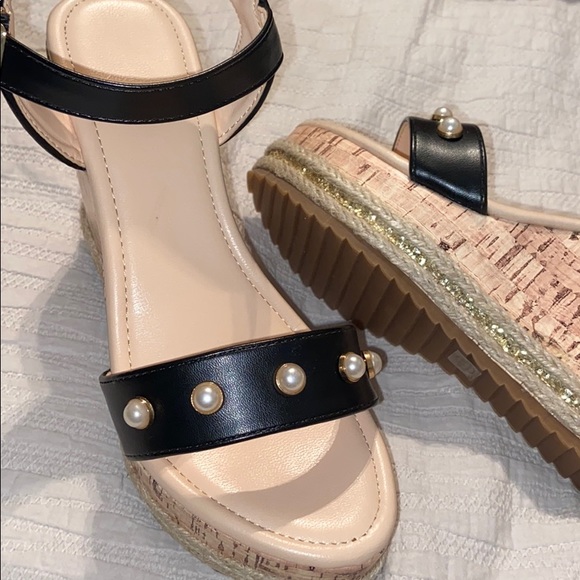 Stylish Wedges - Picture 2 of 4